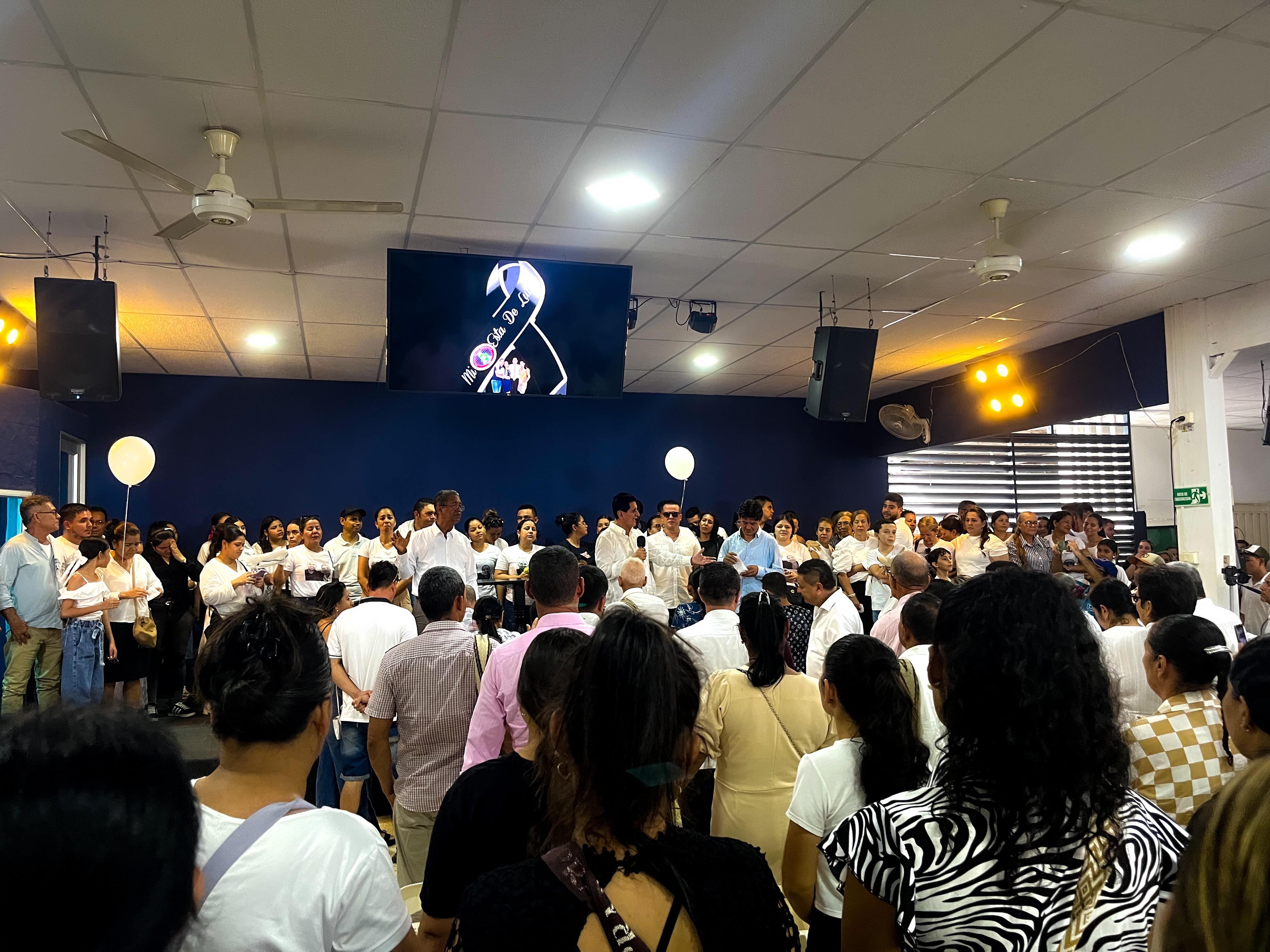 El velorio, que comenzó en la tarde del jueves, se desarrolló en un ambiente solemne y de profunda tristeza.