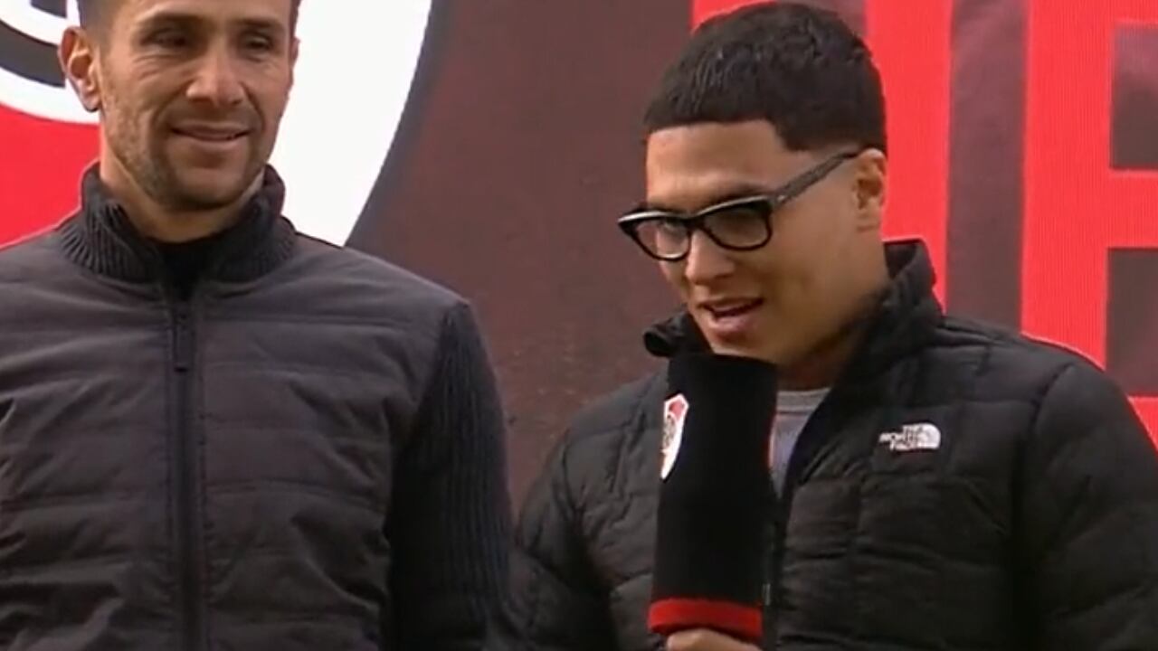 Juan Fernando Quintero viajó a Argentina para cumplir con la invitación de Gallardo