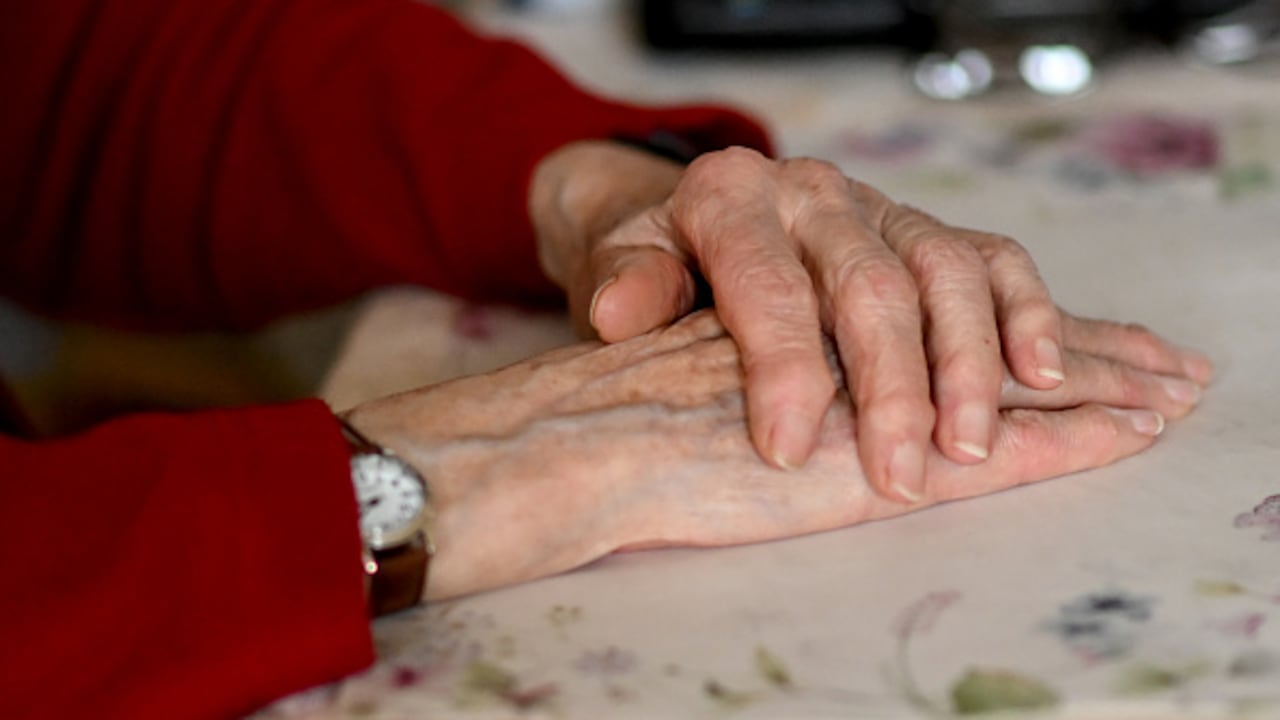 La piel de las manos tiende a envejecer más rápidamente que otras partes del cuerpo, ya que está diariamente expuesta a múltiples agentes externos