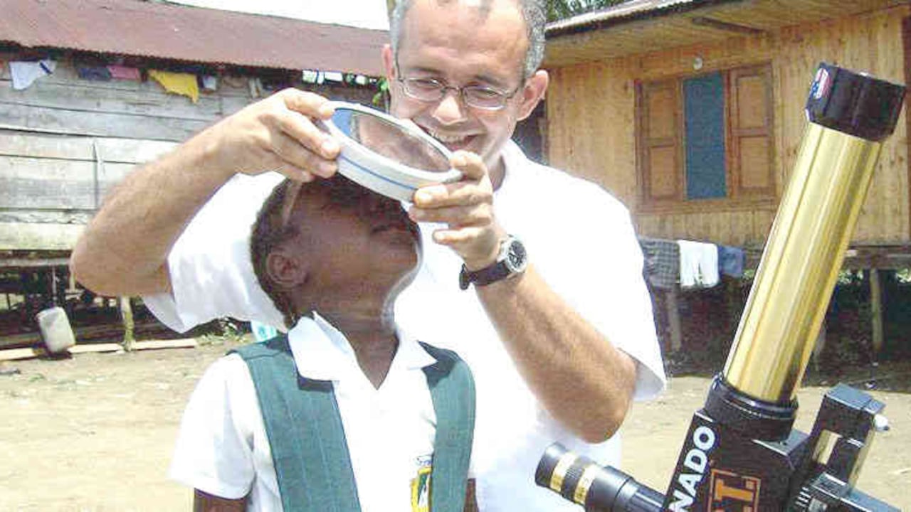 Un ingeniero que se impresiona ante la creación de la vida, un científico ateo que usa el método científico y el escepticismo como herramienta ante cualquier fenómeno.