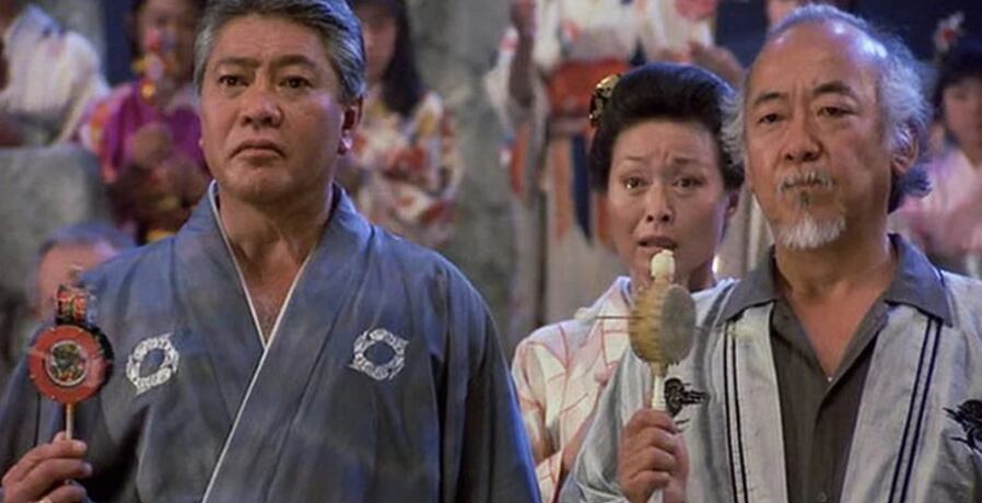 Intercambio musical entre Miyagi y Sato, tocando el tambor en Karate Kid II.,