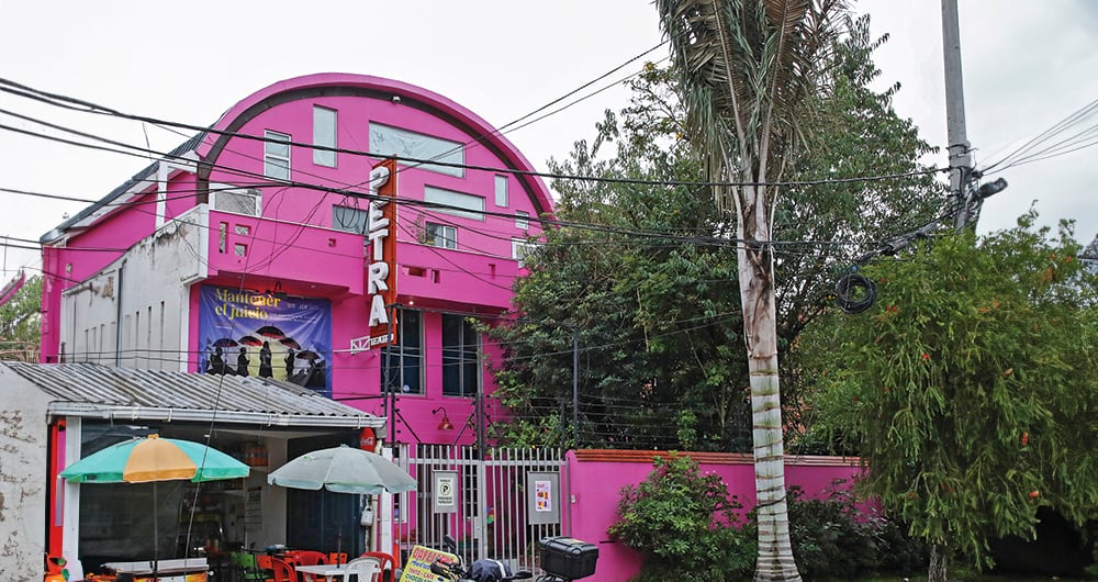 El Teatro Petra fue beneficiado con el contrato.