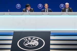 (De izquierda a derecha) El secretario general interino de la UEFA, Theodore Theodoridis, el presidente de la UEFA, Aleksander Ceferin, y el director de Comunicaciones de la UEFA, Phil Townsend, asisten a una conferencia de prensa después del 47º Congreso de la UEFA. (Foto de PATRICIA DE MELO MOREIRA/AFP)