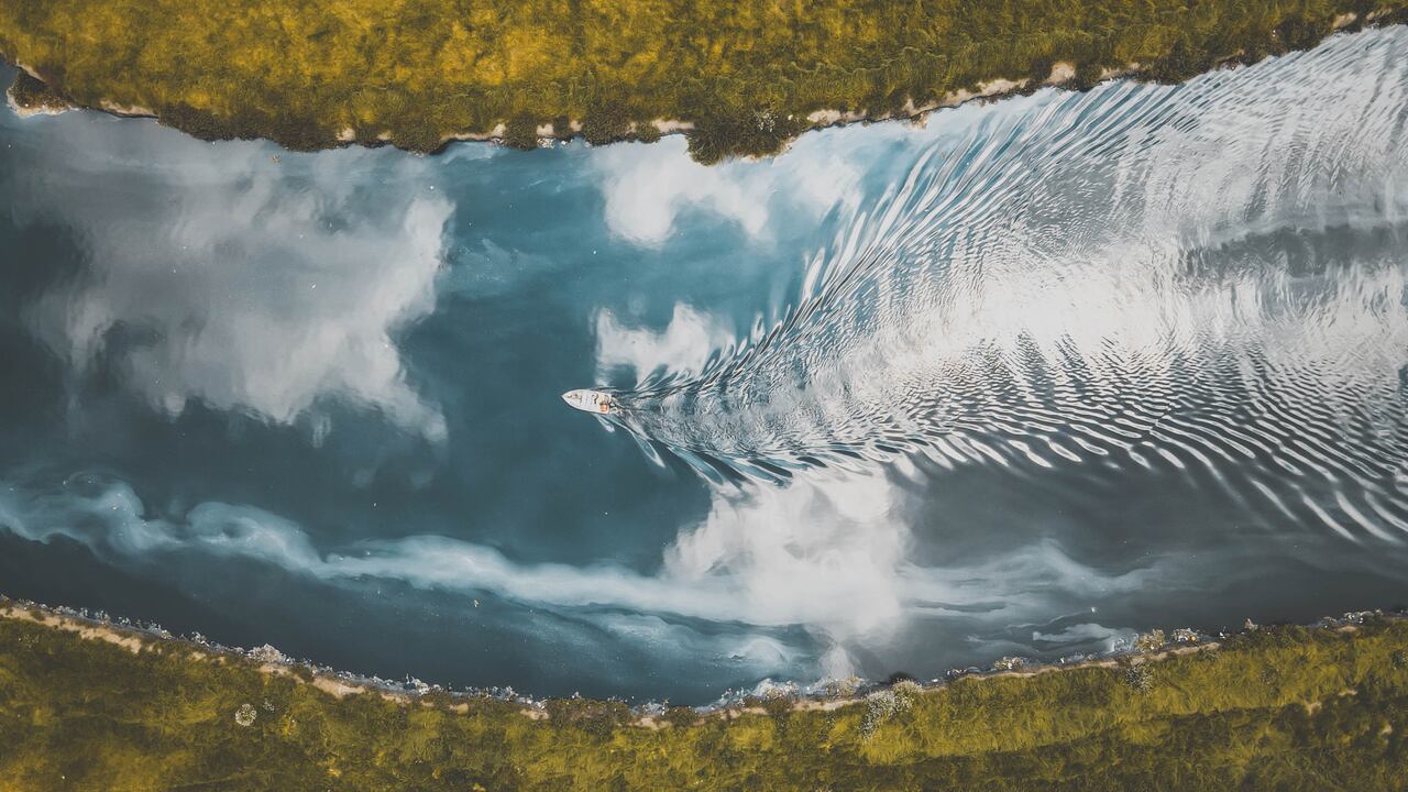 El río Bogotá se origina en el Páramo de Guacheneque y se extiende a lo largo de 347 kilómetros hasta su desembocadura en el río Magdalena.