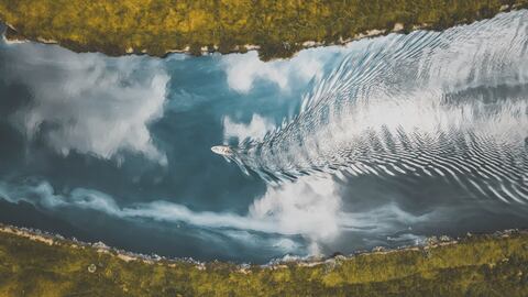 El río Bogotá se origina en el Páramo de Guacheneque y se extiende a lo largo de 347 kilómetros hasta su desembocadura en el río Magdalena.