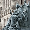 Frente al Parlamento Provincial de Ontario, Toronto, mostrando a la Reina tal como era en su vejez.