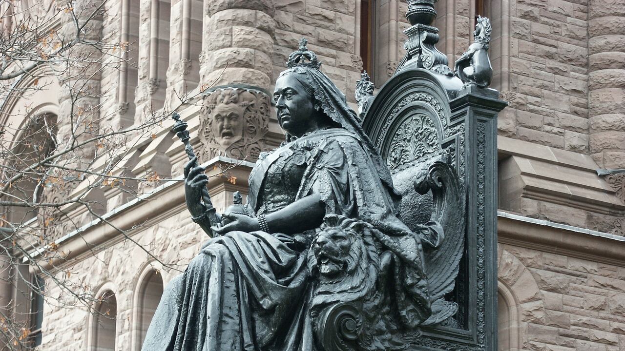 Frente al Parlamento Provincial de Ontario, Toronto, mostrando a la Reina tal como era en su vejez.