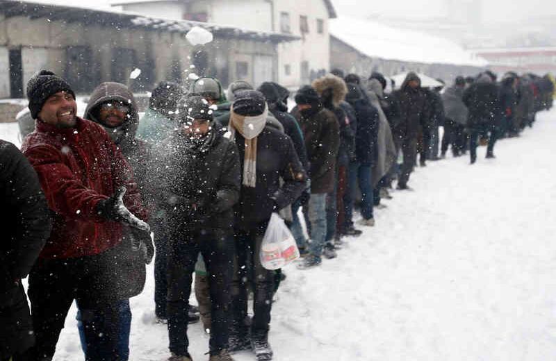 En las imágenes, refugiados sirios en campos cerca de Atenas y de Belgrado. Foto: Darko Vojinovic / AP