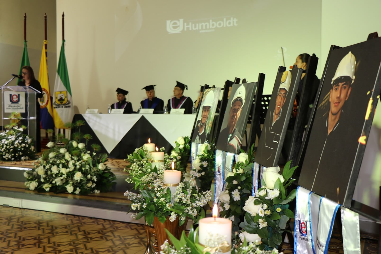 La Universidad Alexander von Humboldt rindió homenaje a los siete estudiantes que murieron en el accidente.