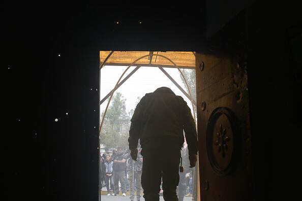 Las autoridades iniciaron las investigaciones y la búsqueda de los tres hombres que serían imputados por el delito de intento de parricidio. (Photo by Luis Gandarillas/Anadolu Agency via Getty Images)