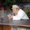 En esta fotografía sin fecha facilitada por el gobierno de Pyongyang, el gobernante norcoreano Kim Jong Un prueba un arma de fuego durante un recorrido de inspección de tres días, del 3 al 5 de agosto, a importanes fábricas de armas en Corea del Norte. (Agencia Central de Noticias Coreana/Korea News Service vía AP)
