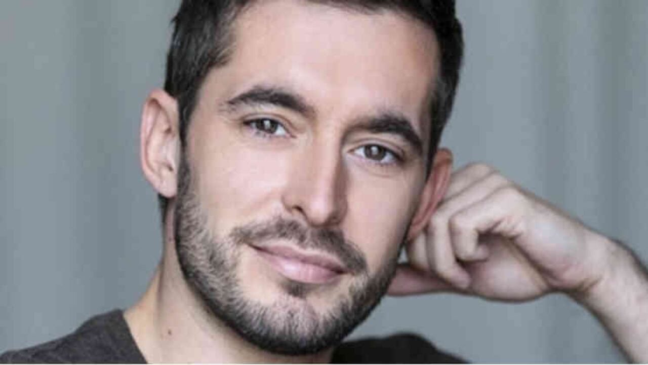 Como actor se formó y entró en contacto con personajes y autores que lo inspiraron a dar el salto a la dramaturgia y a la dirección.