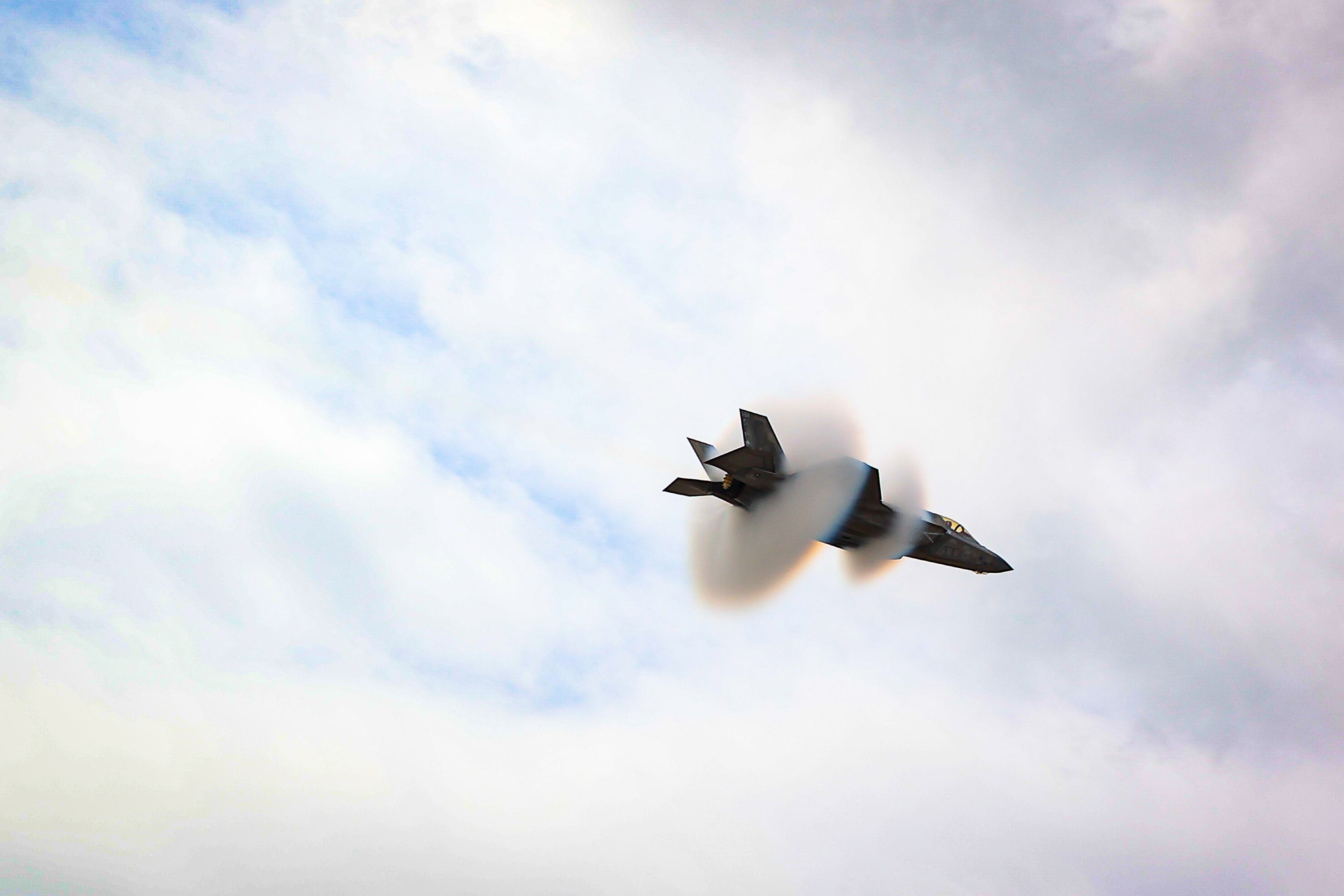 El éxito del X-59 podría marcar el regreso de los vuelos comerciales supersónicos, pero esta vez con un enfoque más sostenible y aceptable para la población.