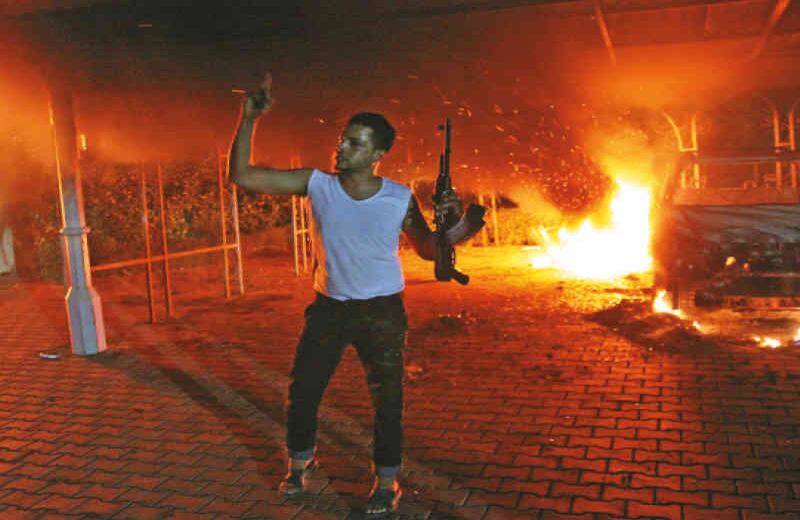 3 El ataque al consulado de Bengasi. A Hillary se le acusa de haber sido negligente cuando era secretaria de Estado durante el ataque contra el consulado de Bengasi en 2012, en el que murió el embajador de Estados Unidos en Libia. Sin embargo, ocho investigaciones de alto nivel han rebatido esa versión. Entre ellas, una emprendida por una comisión bipartita del Congreso, que la interrogó durante 11 horas sin poderle imputar ningún cargo. De cualquier modo, el asunto ha sido hábilmente utilizado por la campaña del republicano, que incluso llevó a la madre de un soldado que murió durante los hechos y que acusó a Clinton de ser la responsable directa de los mismos.