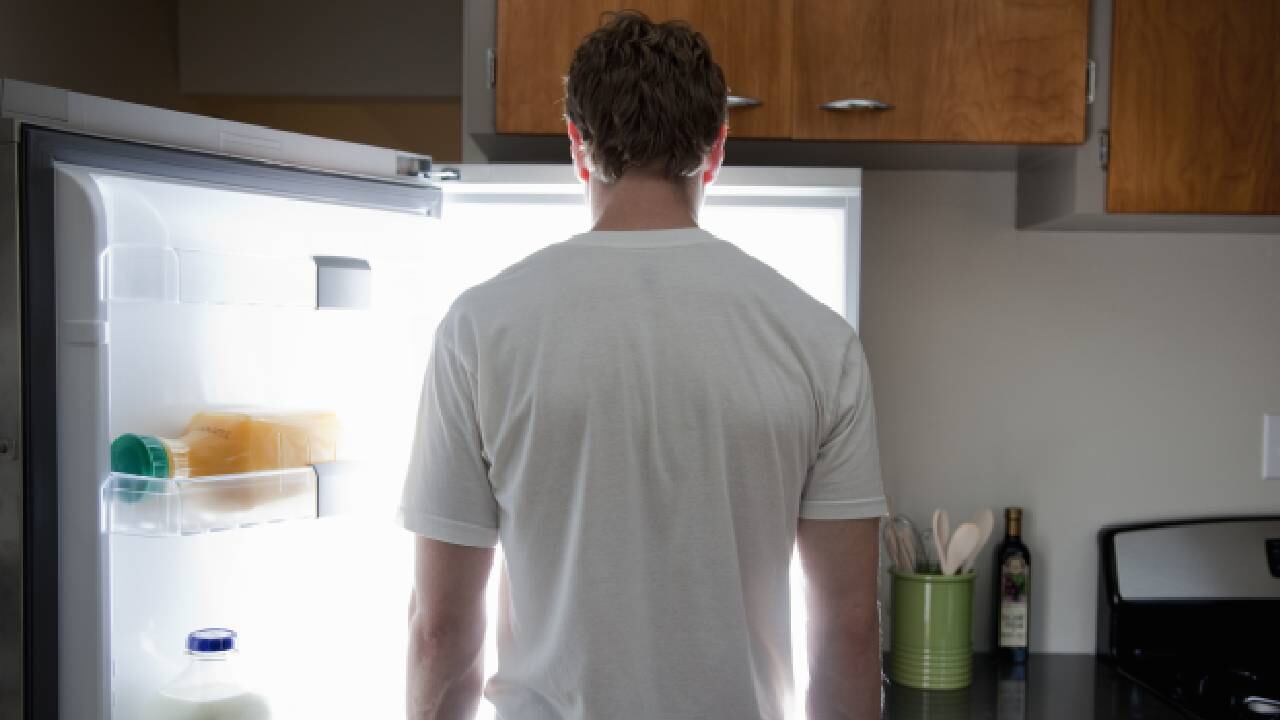 Expertos indican que dormir poco puede ser un factor para estar constantemente con hambre. Foto: Getty images.