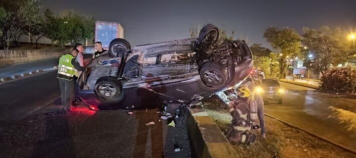 Fuerte accidente en el Puente de los Mil Días en Cali.