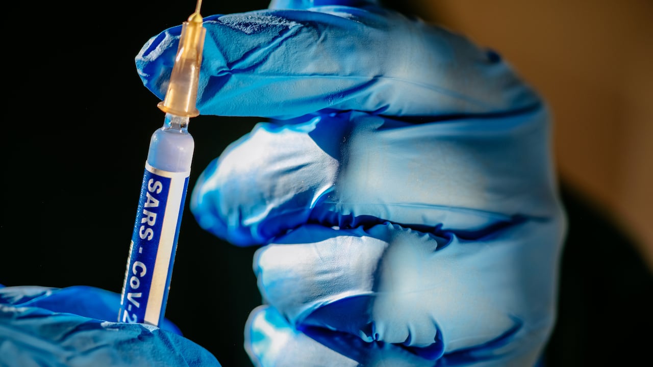 Jeringa con vacuna contra covid 19 lista para usar.