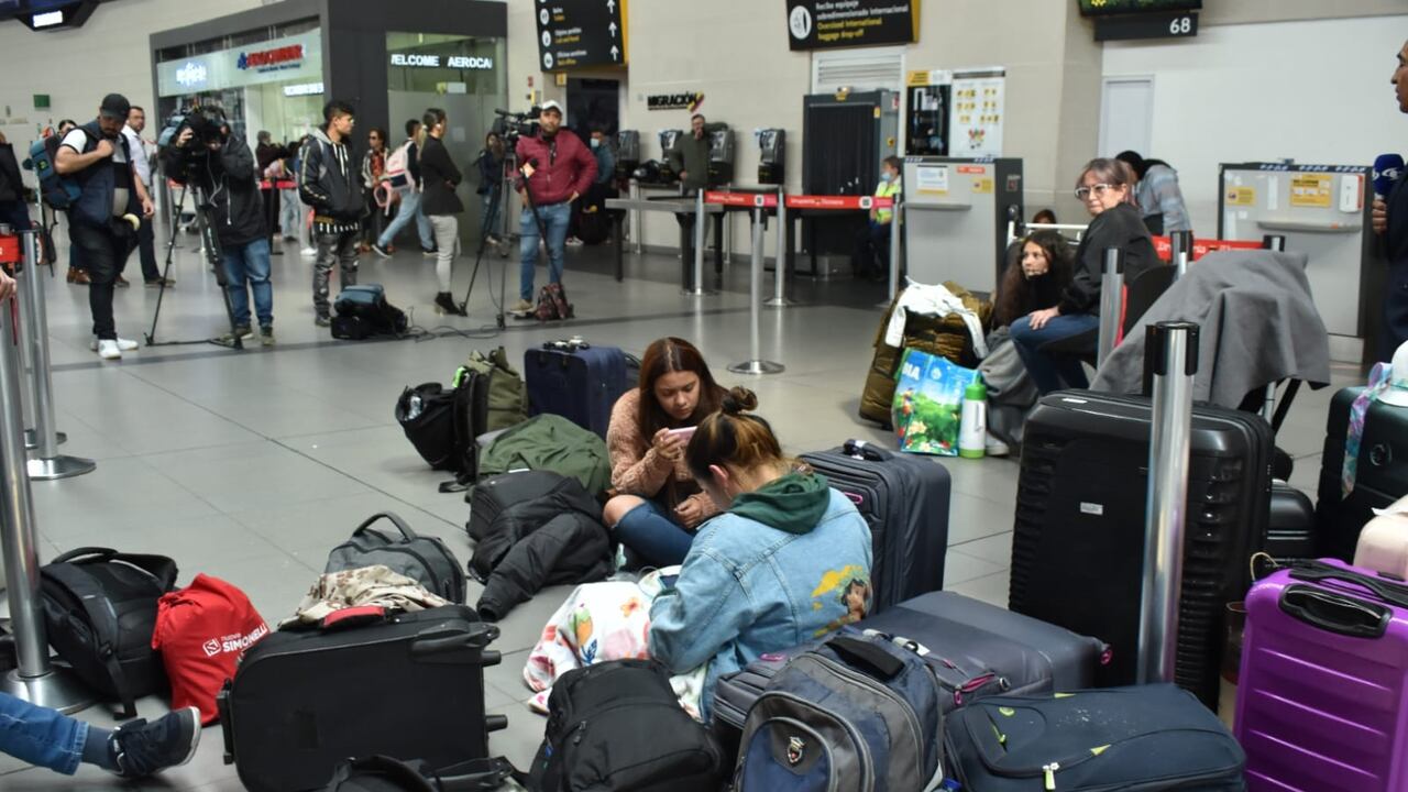 Crisis de pasajeros en el aeropuerto El Dorado