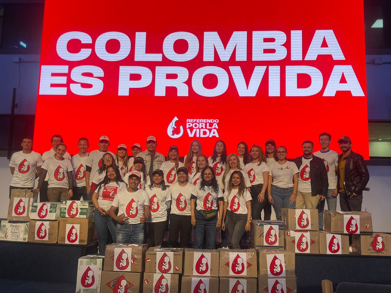 Entrega de firmas del referendo en contra del aborto.