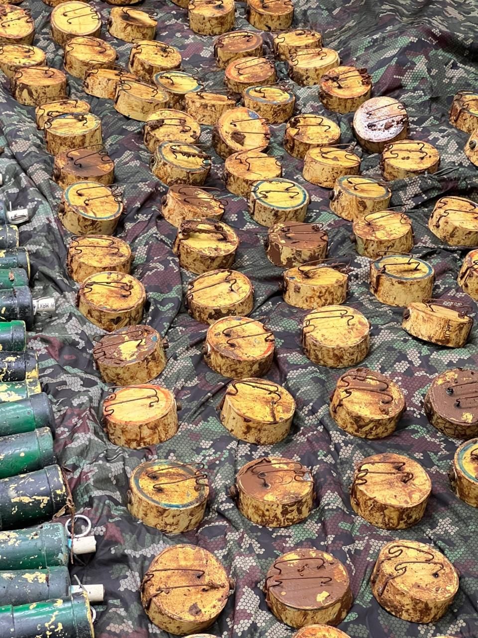 Los explosivos estaban listos para ser lanzados desde drones, según el Ejército.