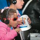 Niña con discapacidad visual en una proyección de ‘Cine Para Todos’.