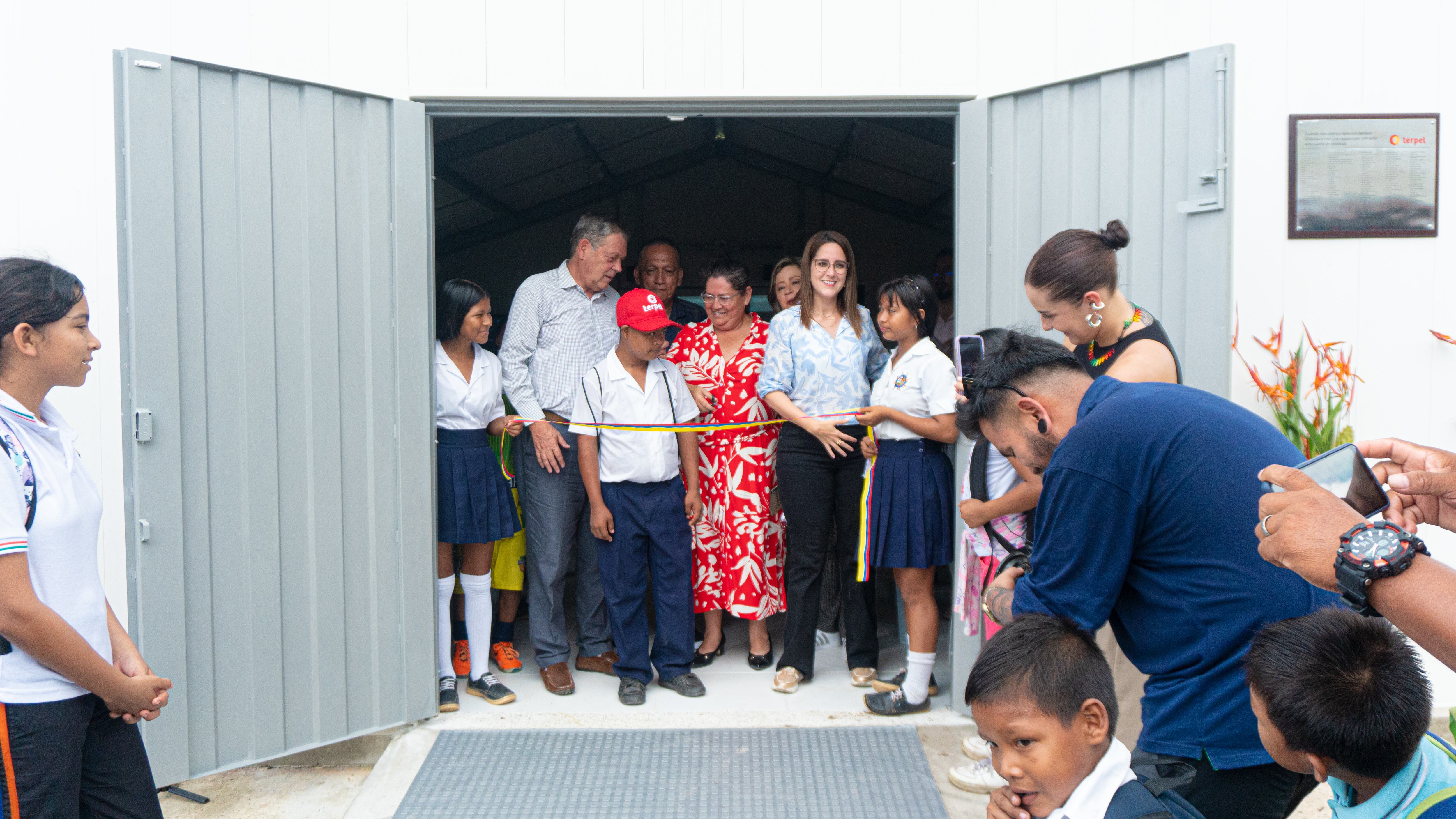 Corte de la cinta durante la inauguración del aula interactiva en la I.E. Francisco José de Caldas.