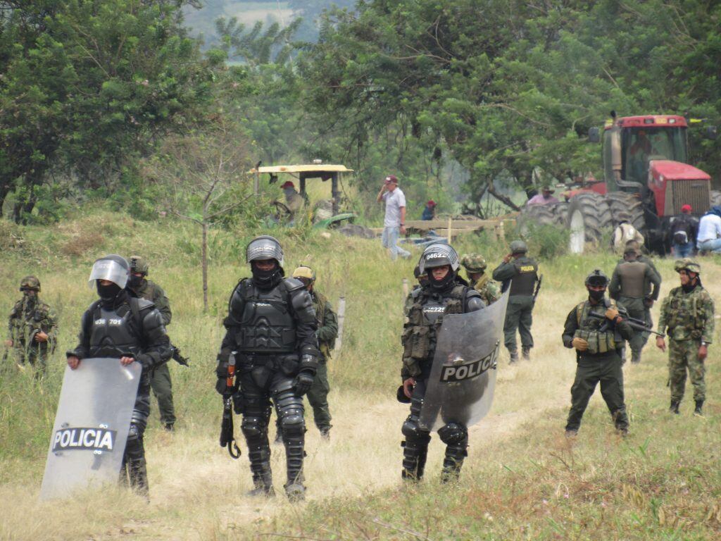 Según indicó el Ejército, la institución brindaba apoyo a un grupo del Esmad que desalojaba comuneros indígenas por una orden judicial, cuando fue hostigada por miembro el GAO residual Dagoberto Ramos.