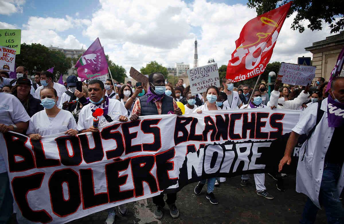 Los trabajadores del hospital marchan durante una manifestación, el martes 16 de junio de 2020 en París.  Foto AP / Thibault Camus