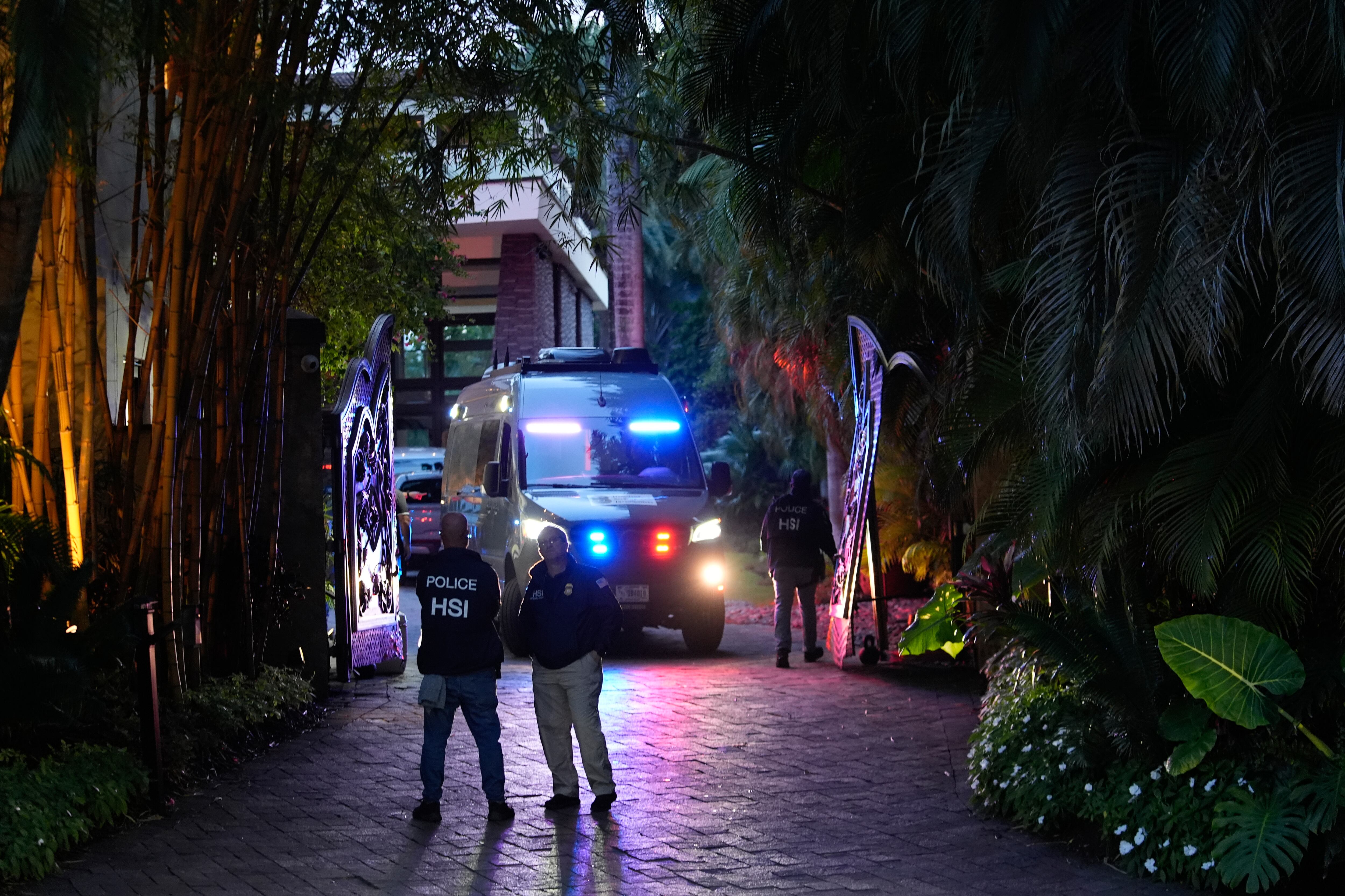 Agentes federales se encuentran en la entrada de una propiedad perteneciente al rapero Sean "Diddy" Combs, el lunes 25 de marzo de 2024, en Star Island en Miami Beach, Florida.