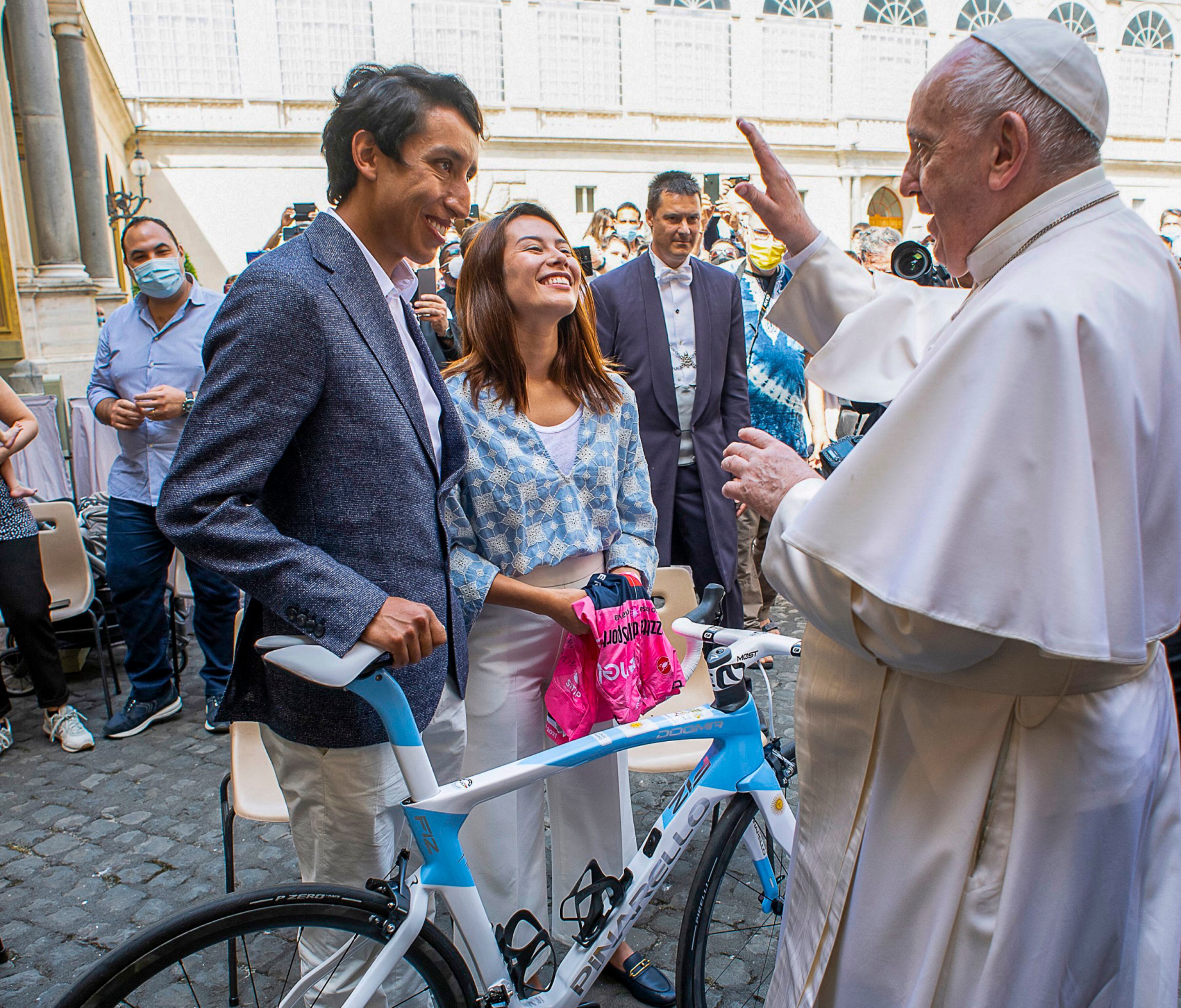En visita al Vaticano, Egan Bernal regaló una bicicleta al papa Francisco