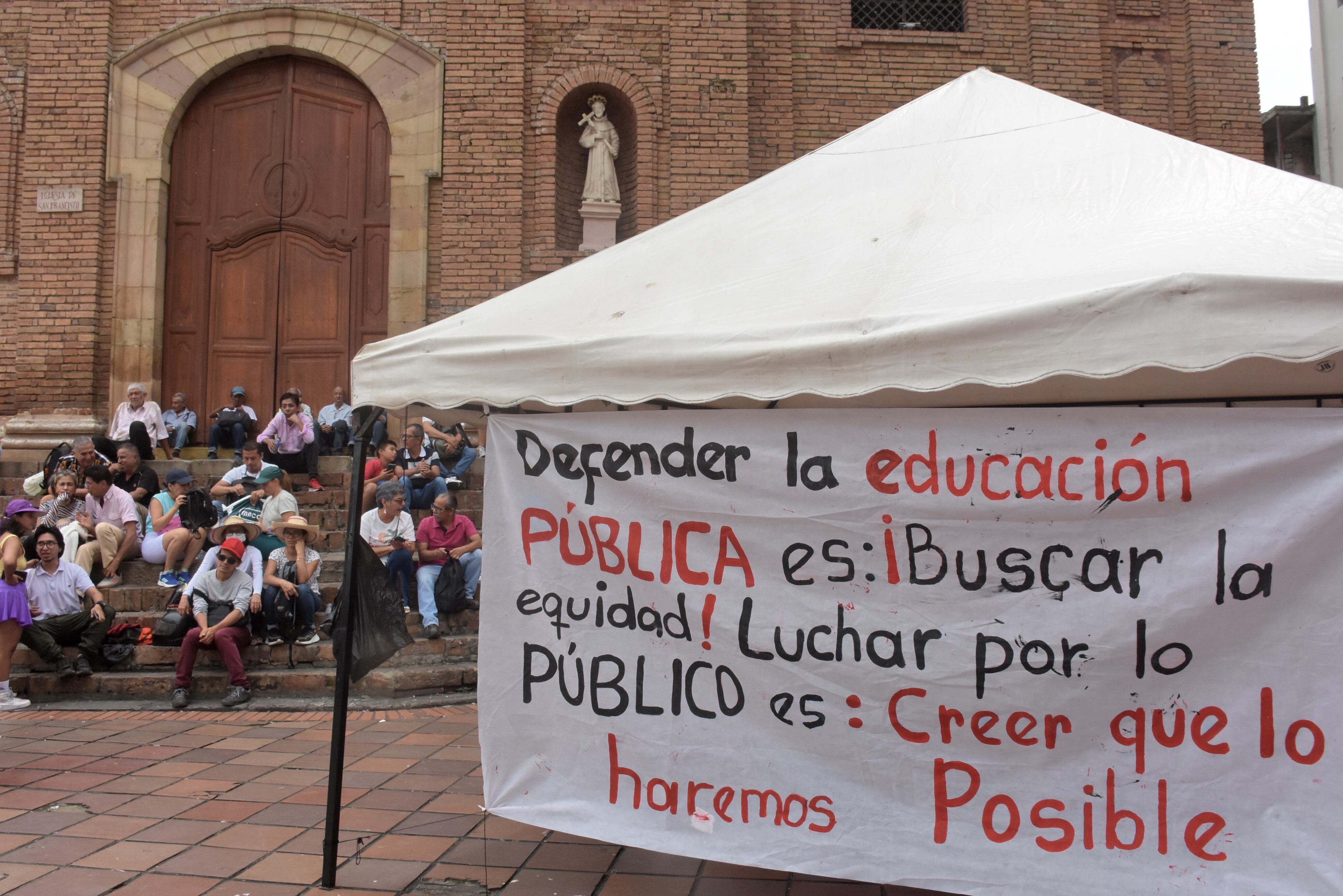 Continúa las Protestas por parte de los Docentes de las Instituciones del Valle del Cauca en la Plazoleta San Francisco, En apoyo al paro nacional de maestros convocado por FECODE.