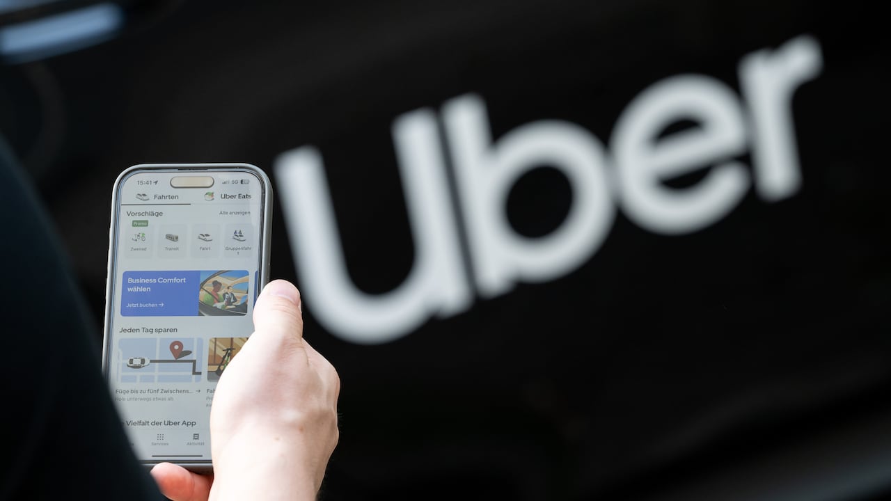 Uber planea expandir sus servicio de robotaxis a ciudades fuera de Estados Unidos.