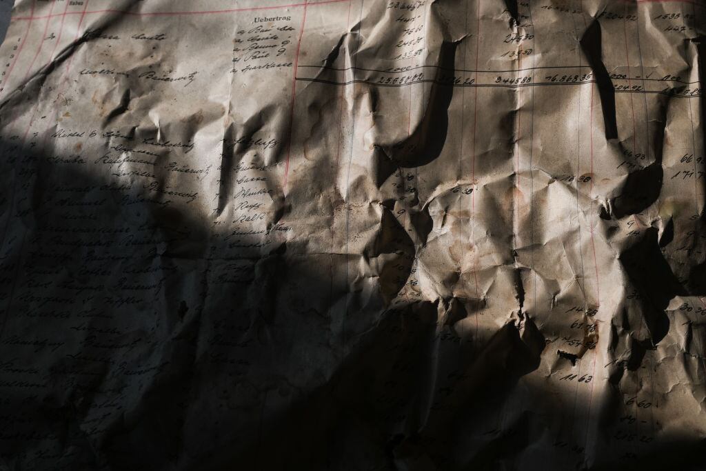 OSWIECIM, POLONIA - 26 DE ENERO: Periódicos nazis de la época de la guerra antiguos encontrados en la Casa 88, la antigua residencia del comandante de Auschwitz, Rudolf Hoss, el 26 de enero de 2025 en Oswiecim, Polonia. La casa del comandante de Auschwitz durante la Segunda Guerra Mundial, Rudolf Hoss, se abre por primera vez a los visitantes. La casa fue el tema de la película "La zona de interés". (Foto de Omar Marqués/Getty Images)