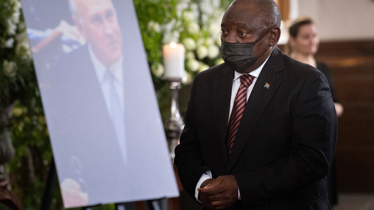 El presidente de Sudáfrica Cyril Ramaphosa fue diagnosticado con covid-19