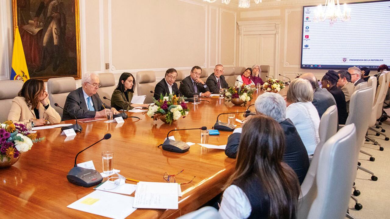 El presidente Petro confiesa que no le gusta estar en la Casa de Nariño y que prefiere gobernar afuera. Su jornada laboral comienza a las 8 de la mañana y va hasta las 10 u 11 de la noche, de lunes a sábado, y si le proponen agenda los domingos no se niega a cumplirla. Se está preparando un encuentro con el presidente de Estados Unidos, Joe Biden.