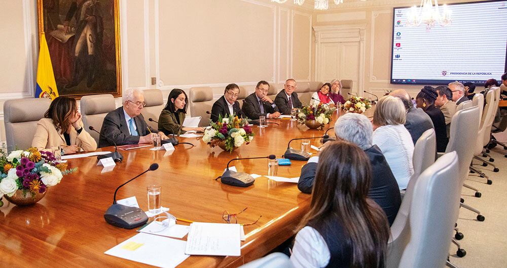 El presidente Petro confiesa que no le gusta estar en la Casa de Nariño y que prefiere gobernar afuera. Su jornada laboral comienza a las 8 de la mañana y va hasta las 10 u 11 de la noche, de lunes a sábado, y si le proponen agenda los domingos no se niega a cumplirla. Se está preparando un encuentro con el presidente de Estados Unidos, Joe Biden.