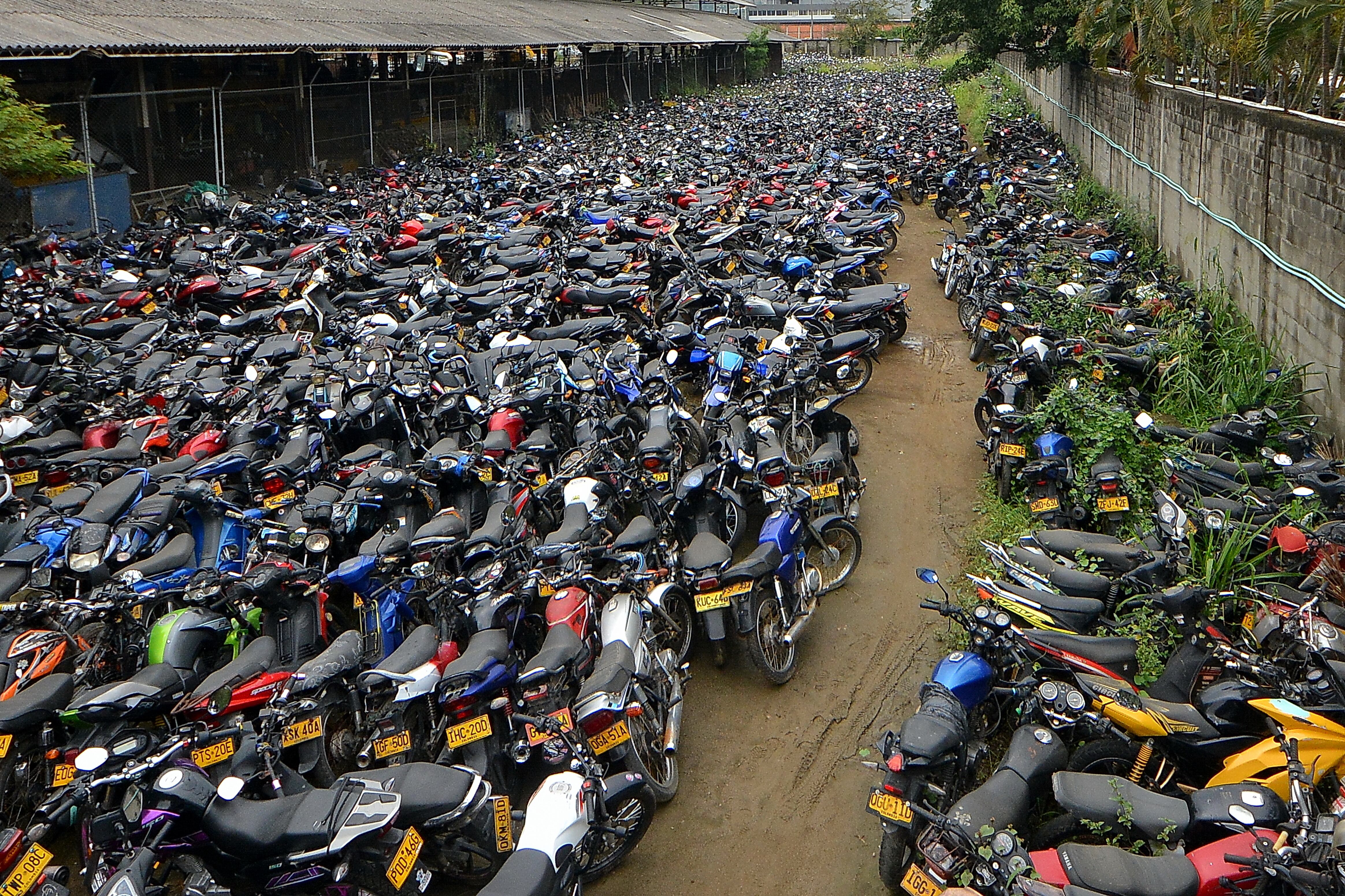 En los patios de tránsito de Cali, se encuentran más de 19 vehículos abandonados, entre motos y carros. Ya no hay espacio para más. 11 de febrero de 2025. Foto Jorge Orozco / El País.