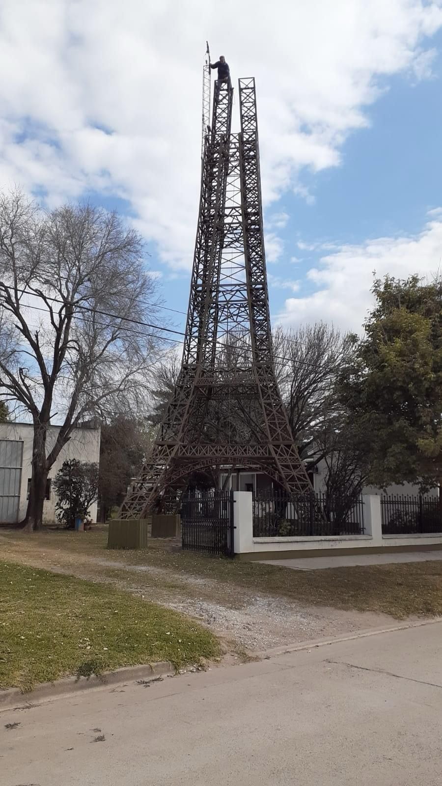 La torre estará terminada en 2 meses aproximadamente