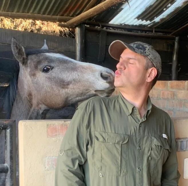 El presentador ama compartir con caballos