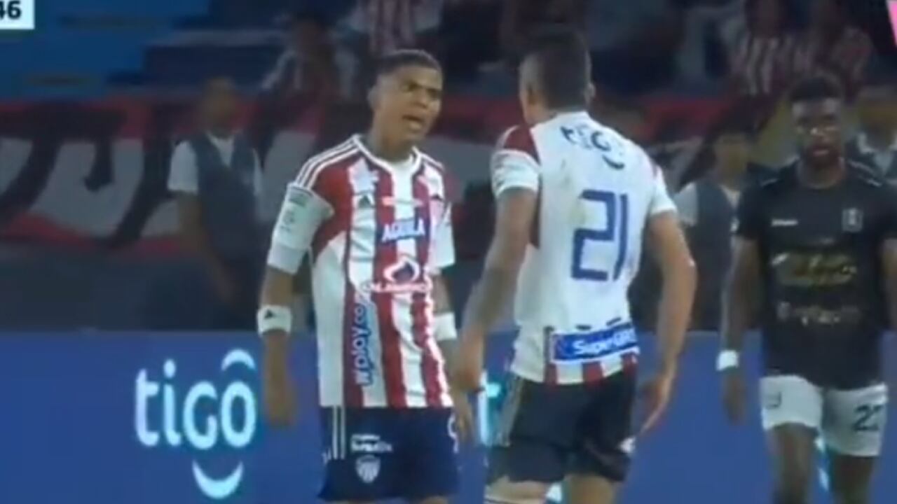 José Enamorado discutiendo con Walmer Pacheco, su compañero en Junior.