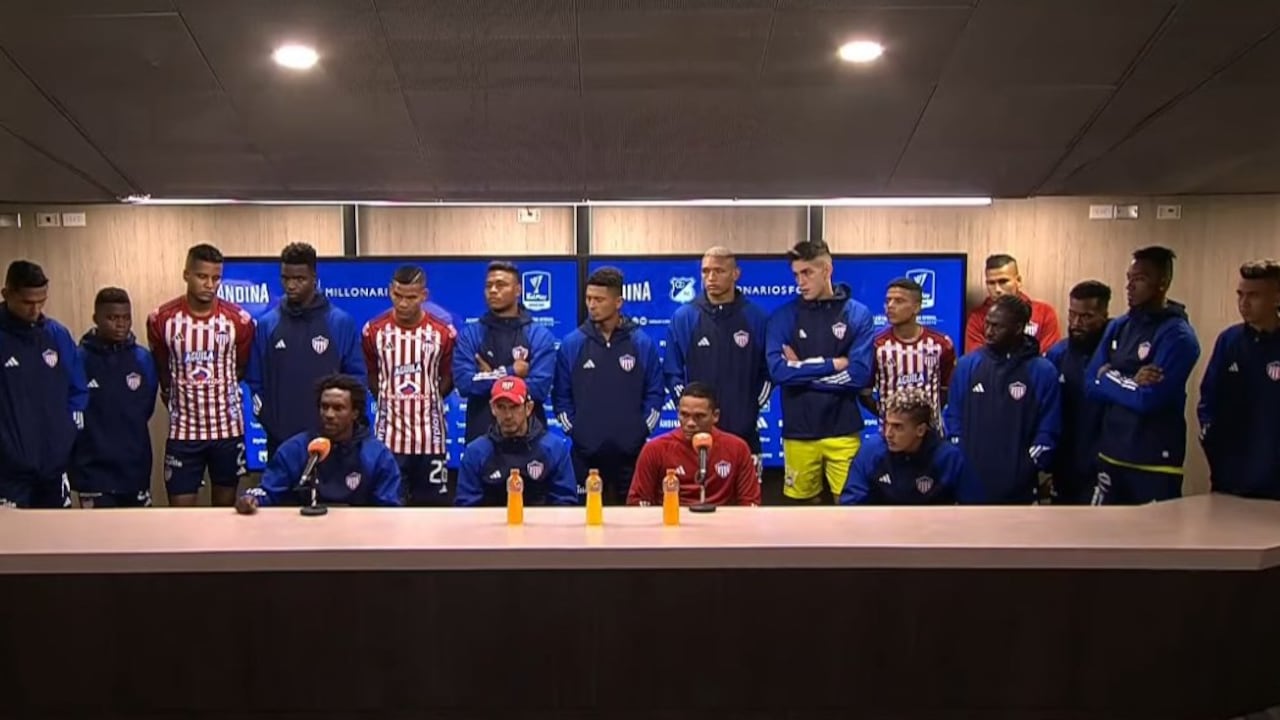 Todo el plantel del Junior hizo presencia en la rueda de prensa como señal de protesta.