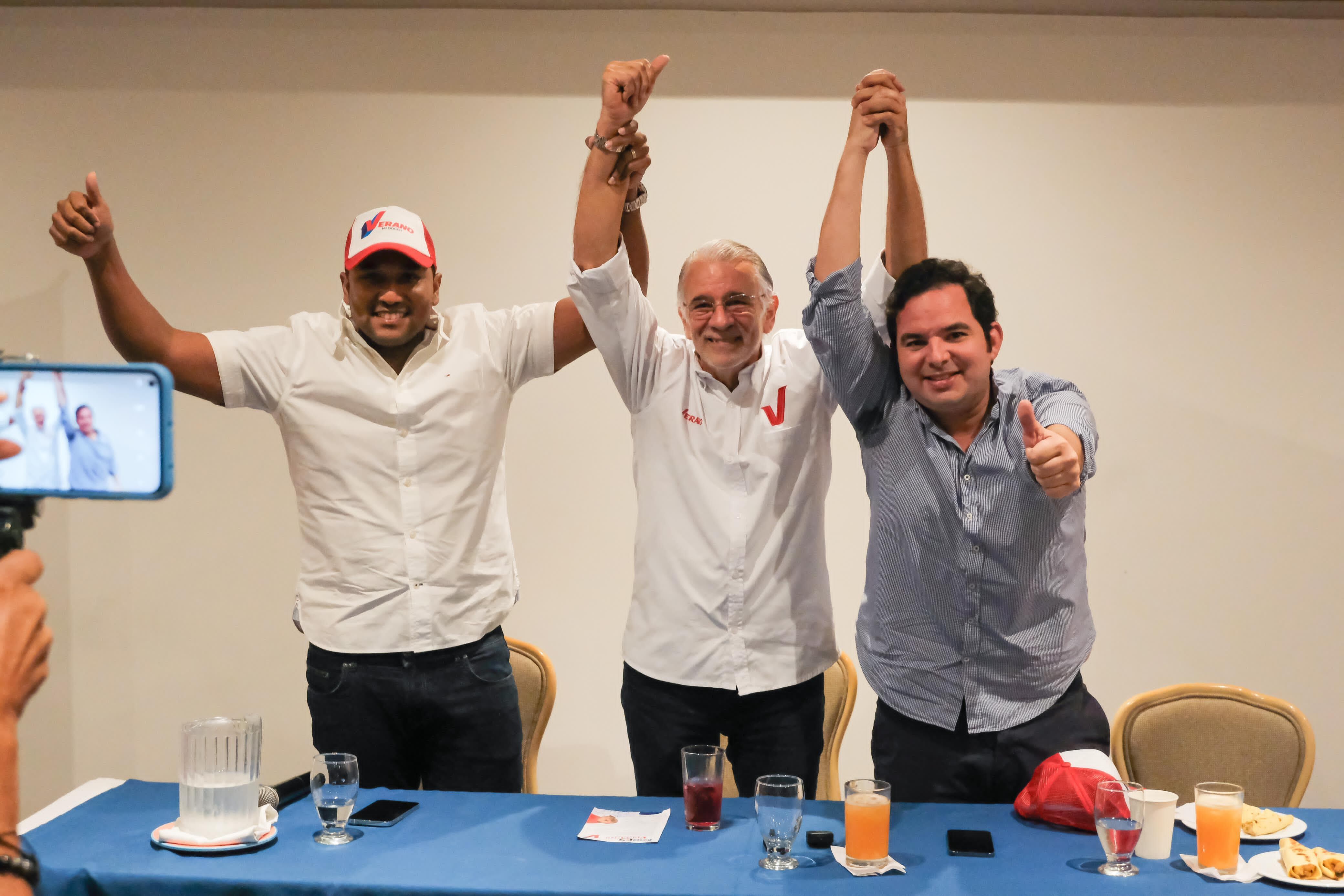 En el centro Eduardo Verano, candidato a la Gobernación del Atlántico.