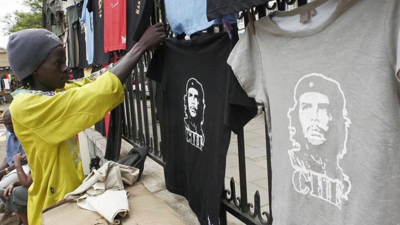Un vendedor coloca camisetas del Che en Kenya