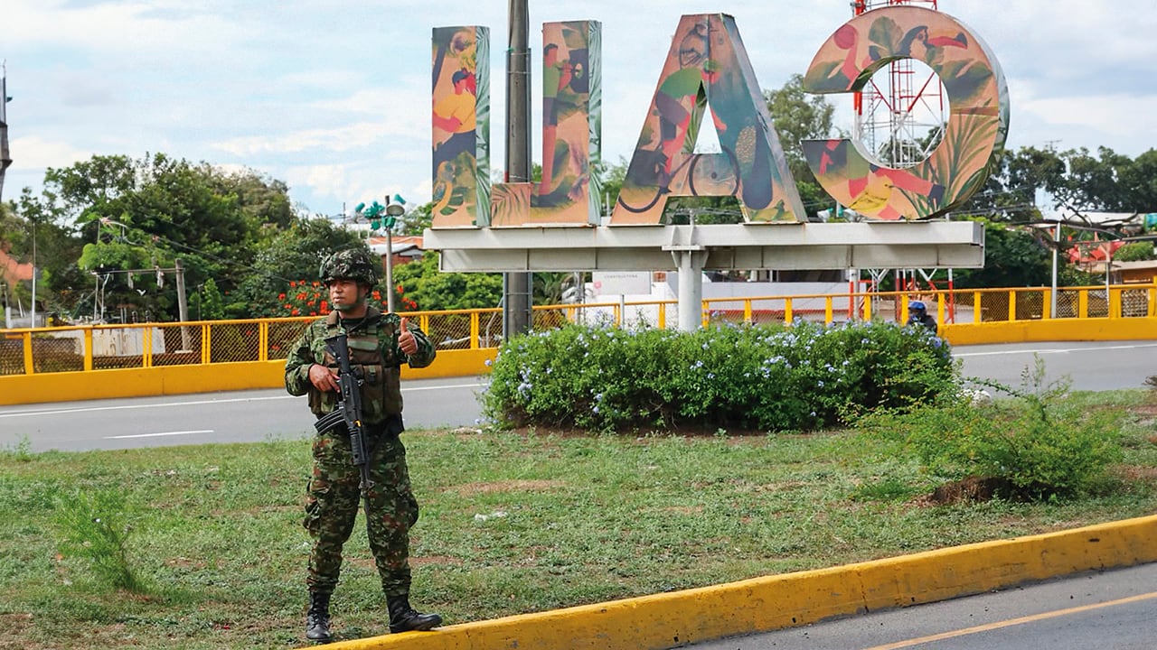 El dispositivo contempla personal entrenado en operaciones especiales, antiexplosivos, inteligencia, tránsito, turismo, unidades motorizadas, artillería, vigilancia aérea con aeronaves tripuladas y no tripuladas, evacuaciones aeromédicas y capacidades fluviales, con presencia tanto en Cali como en su área metropolitana.