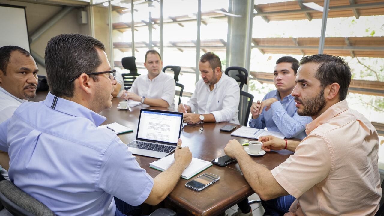 El gobernador de Córdoba Erasmo Zuleta reunido con su equipo de gobierno.