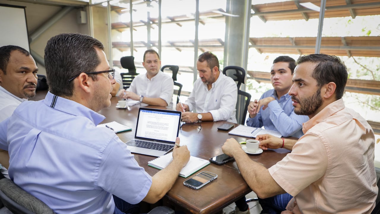 El gobernador de Córdoba, Erasmo Zuleta (derecha), reunido con su equipo de gobierno.