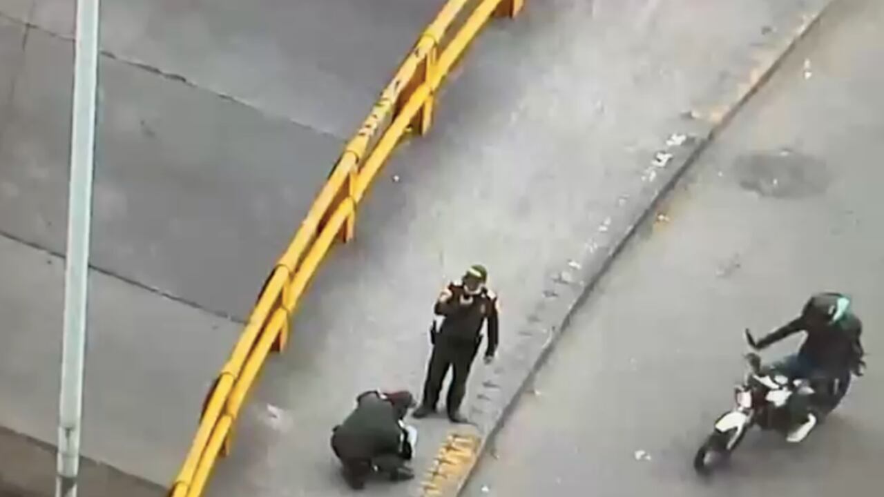 Miembros de la Policía Nacional evitaron que una mujer saltara desde un puente vehicular en el centro de Medellín.