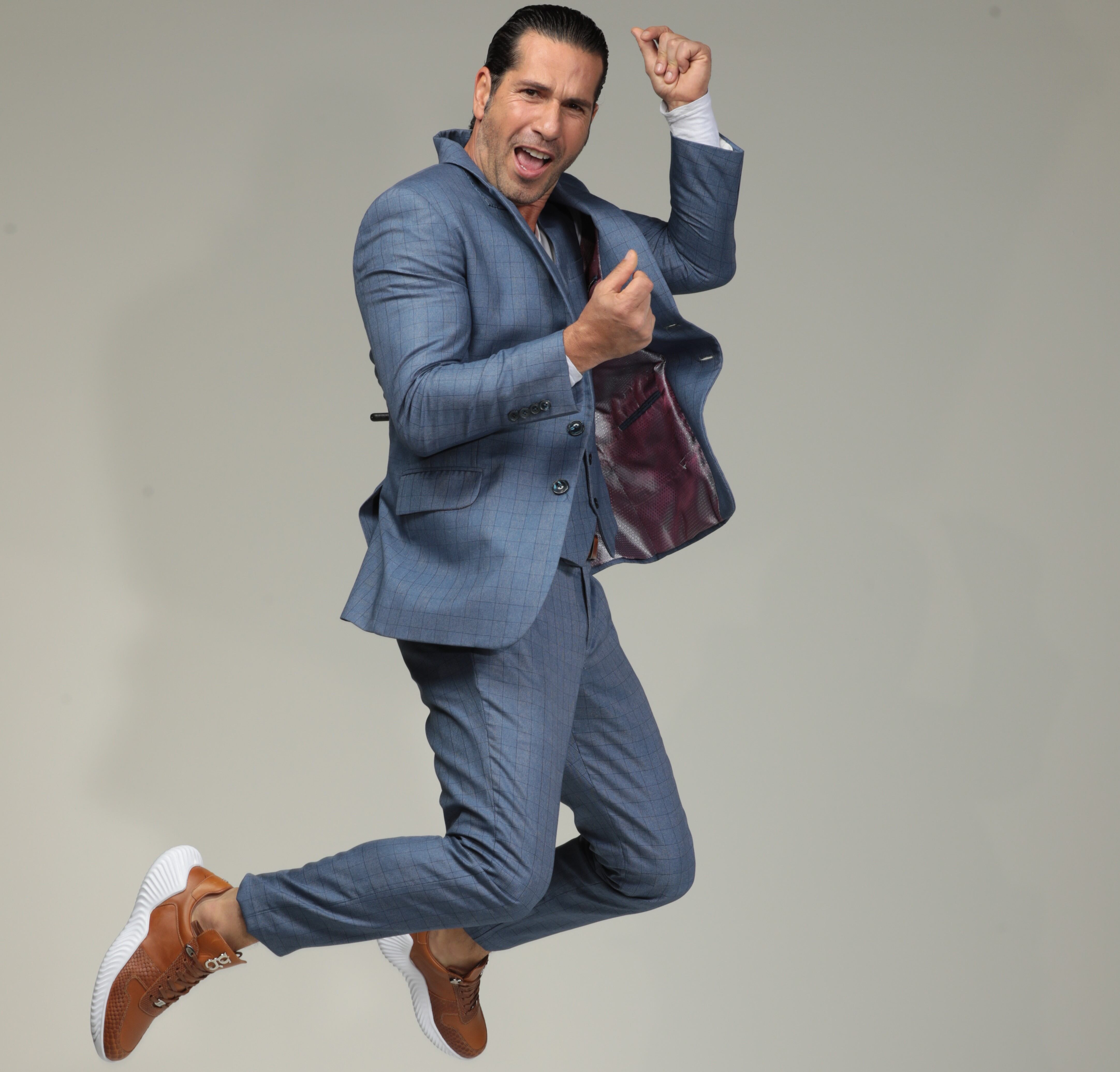 Gregorio Pernía cocina, trabaja, baila, le gusta estar en familia y es fiel. ¿Parece el hombre perfecto?