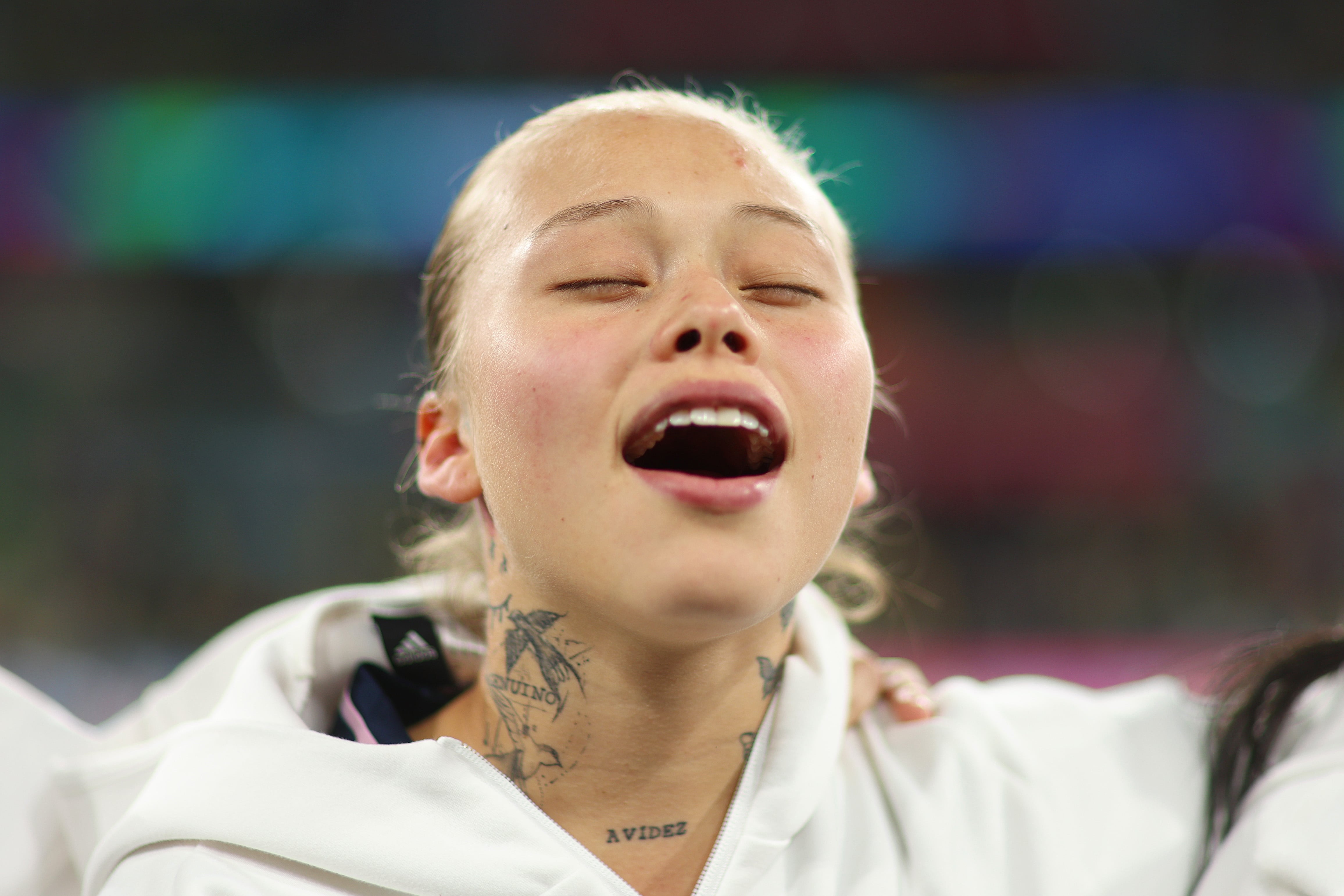 Ana María Guzmán cantando el himno de Colombia en el Mundial Femenino de 2023