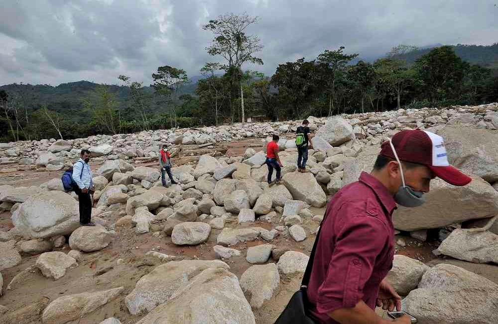 Varias personas caminan en medio de miles de rocas dejadas por una avalancha, el miércoles 5 de abril de 2017 en Mocoa, Putumayo, la noche del 31 de marzo. El desastre fue producido por el desbordamiento de los ríos Mocoa, Mulato y Sangoyaco dejando hasta el momento 301 víctimas mortales y un indeterminado numero de desaparecidos. Foto: Carlos Julio Martínez / Enviado Especial de Semana